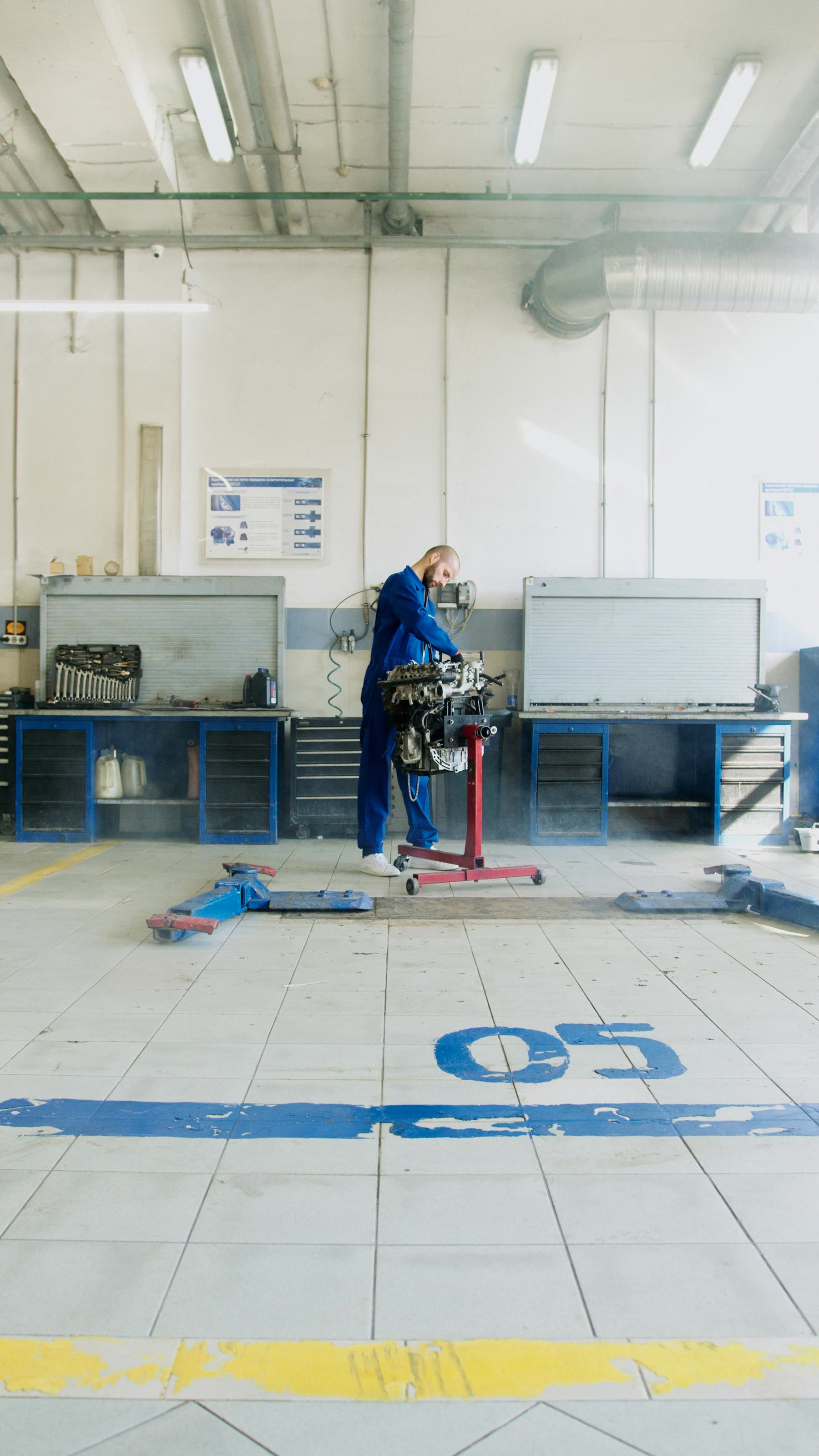 Mechaniker bei der Arbeit – Automaster Mannheim